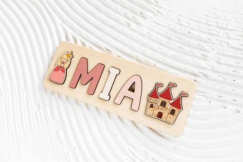 Vārda puzle bērniem ar elementiem